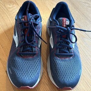 Brooks Adrenaline GTS 21 Running shoe, size 10 1/2